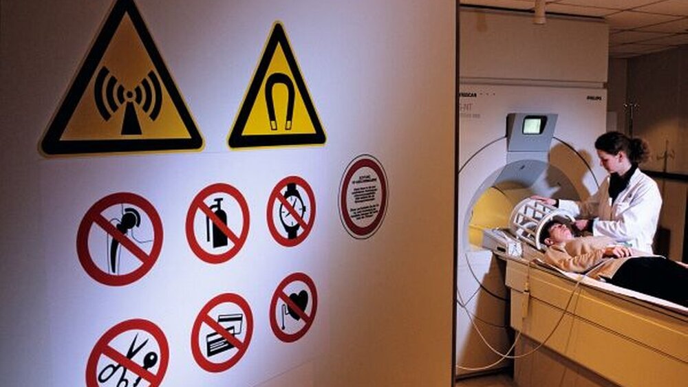 Wie groß sind die Gefahren für das Fachpersonal bei der MRT wirklich? Ein neuer EU-Richtlinienentwurf sorgt für Zündstoff. |
