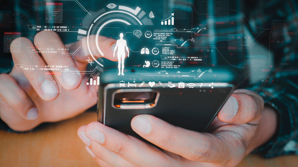 Abstraktes Themenbild: Mann betrachtet am Smartphone seine Patientenakte. Abstraktes Themenbild: Mann betrachtet am Smartphone seine Patientenakte.