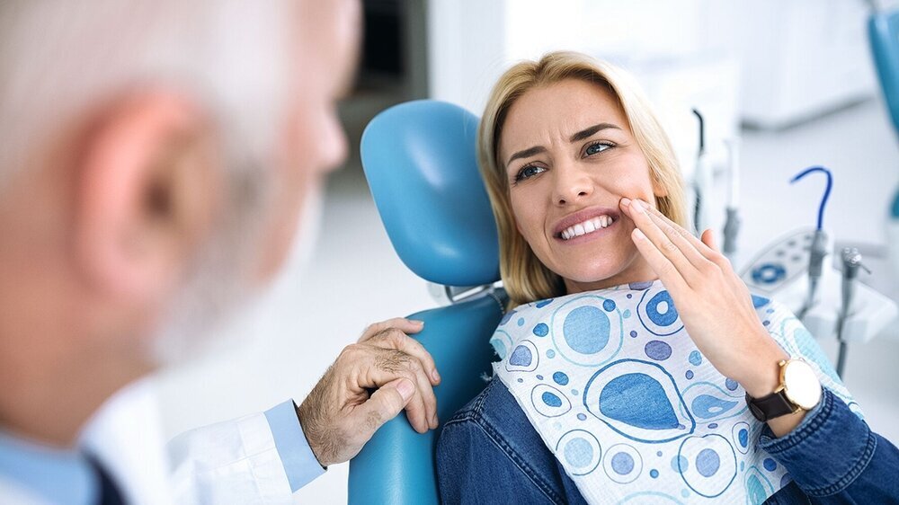 Wenn die Patientin merkt, dass mit der Versorgung etwas falsch gelaufen ist, sollte sie eine Nachbehandlung nicht rigoros ablehnen und den Zahnarzt wechseln.