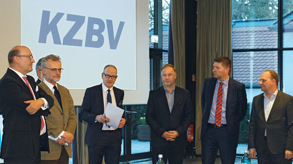„Wir müssen absolute Transparenz über den Markt der Krankenhaus-MVZ herstellen und die Inhaberstrukturen ermitteln!“ Dr. Karl-Georg Pochhammer (KZBV), Christian Neubarth (Niedersachsen), Dr. Eric Banthien (Hamburg, verdeckt), Martin Hendges (KZBV),