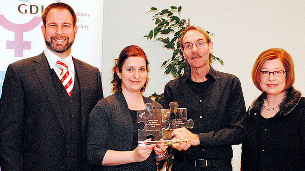 Dr. Theresia Janke und ihr Doktorvater Prof. Dr. Michael Hülsmann, Göttingen, auf der GDI- Mitgliederversammlung bei der Preisübergabe im November – eingerahmt von Stifter und GDI-Vizepräsident Dr. Tim Nolting (M.Sc.) und GDI-Präsidentin PD Dr. Dr. Christiane Gleissner.