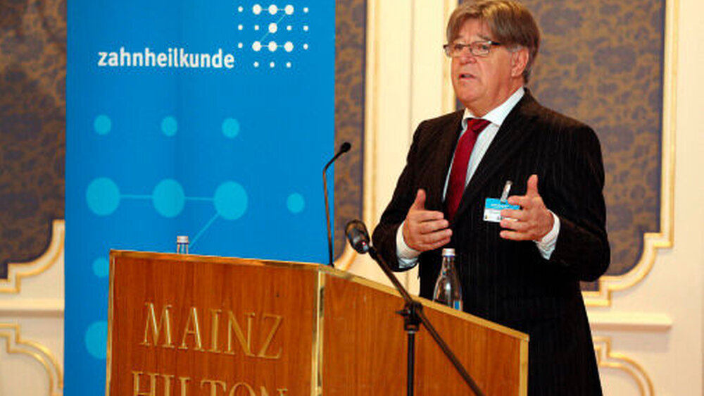 Der Präsident der LZK Rheinland-Pfalz, San.-Rat Dr. Michael Rumpf, lud die Teilnehmer herzlich ein, sich und ihr Team von den Referenten auf den neuesten Stand der Forschungsergebnisse, Techniken, Diagnosemöglichkeiten und Therapieschritte bringen zu la Der Präsident der LZK Rheinland-Pfalz, San.-Rat Dr. Michael Rumpf, lud die Teilnehmer herzlich ein, sich und ihr Team von den Referenten auf den neuesten Stand der Forschungsergebnisse, Techniken, Diagnosemöglichkeiten und Therapieschritte bringen zu lassen. |