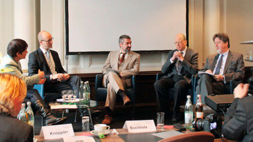 Das Podium diskutierte über die Sicherheit von Patientendaten (v.l.n.r.): Moderatorin Dr. Ursula Weidenfeld, Karsten Knöppler (AOK-Bundesverband), Thomas Maus (Security Spezialist), Prof. Paul Unschuld (Charité Berlin), Dr. Günther E. Buchholz (KZBV-Vorstand). |