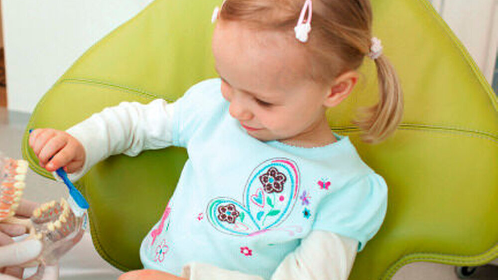 KZBV und BZÄK setzen sich für die Einführung einer zahnärztlichen Früherkennungsuntersuchung bereits bei Kleinkindern ein. Diese sollte auch vom Zahnarzt vorgenommen werden.
