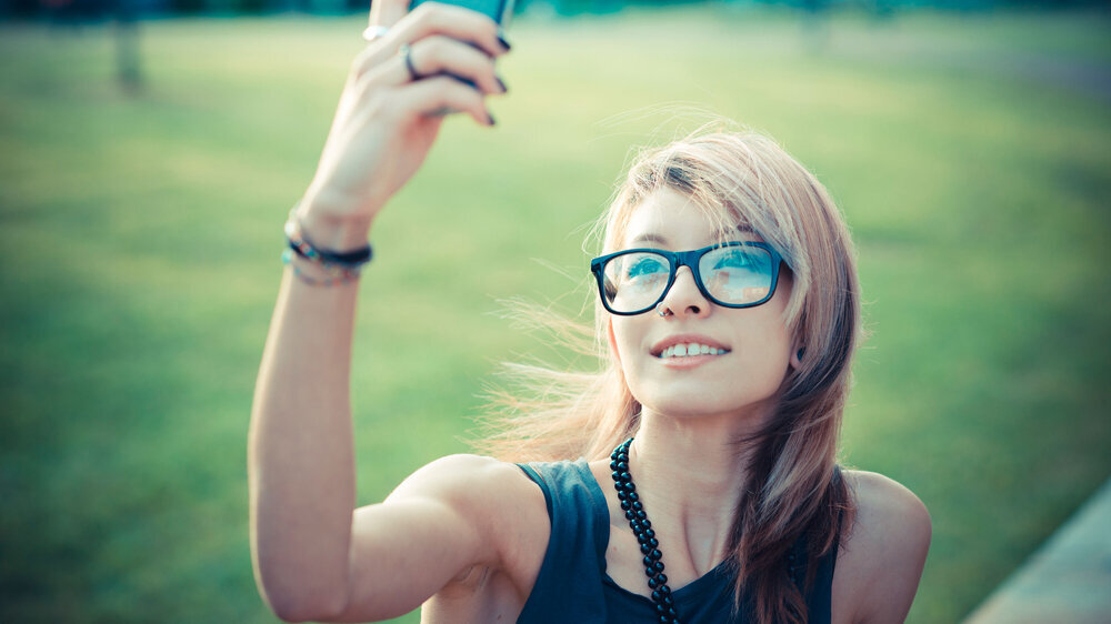 Junge Frau macht ein Selfie