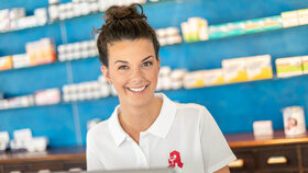 Junge Auszubildende in Apotheke