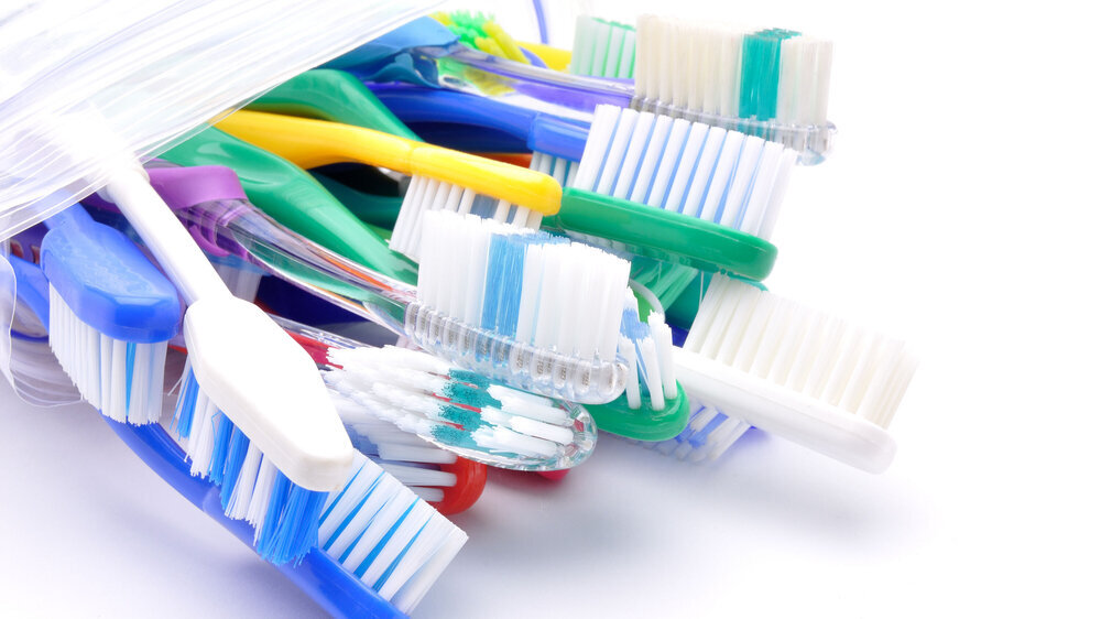toothbrushes on white background Zahnbürsten