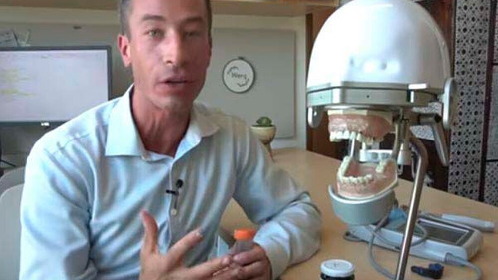 Nanotechnikexperte Prof. Jesse Jokerst erklärt die Technik im Youtube-Video auf dem Kanal seiner Hochschule.