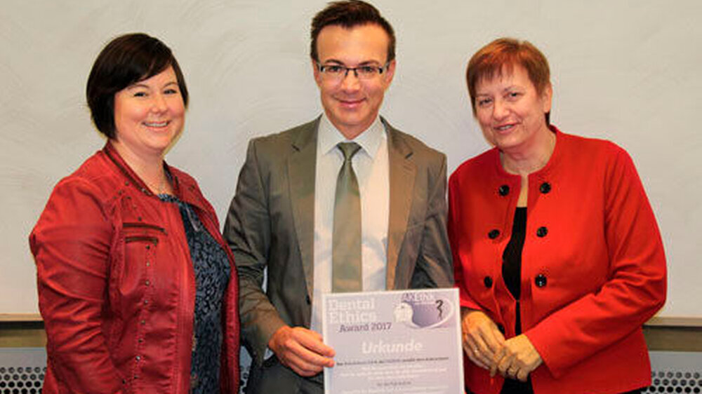 Die Preisträger des Dental Ethics Award (v.l.n.r.): Dr. Julia Kunze, Prof. Dominik Groß, Prof. Ina Nitschke