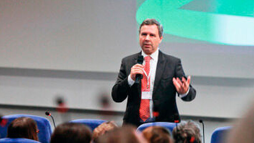 Der Direktor der Karlsruher Akademie für zahnärztliche Fortbildung, Prof. Dr. Winfried Walther.