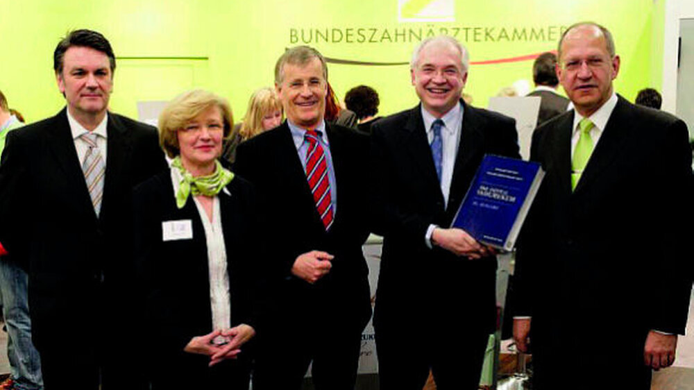 BZÄK-Präsident Dr. Peter Engel, PD Dr. Dr. Werner Kullmann, DDVKommission, KZBV-Vorsitzender Dr. Jürgen Fedderwitz, Dorothea Fink, IDZ, und Norbert Froitzheim, Geschäftsführer des Deutschen Zahnärzte Verlags bei der Präsentation am Messestand (v.r.