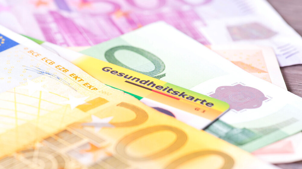 Eine Versichertenkarte einer Krankenkasse und Euro Geld Eine Versichertenkarte einer Krankenkasse und Euro Geld