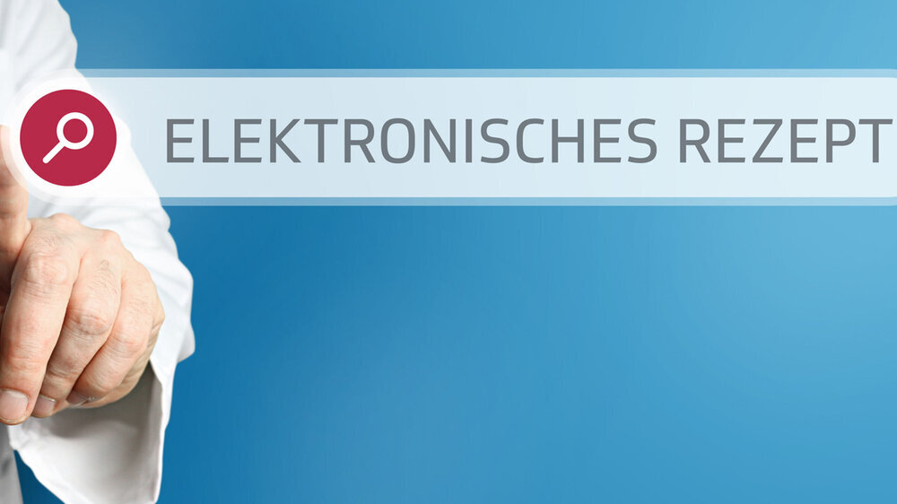 Elektronisches Rezept (E-Rezept). Arzt zeigt mit Finger auf Suchfeld im Internet. Text steht in der Suche. Blauer Hintergrund. Medizin, Gesundheitswesen Elektronisches Rezept (E-Rezept). Arzt zeigt mit Finger auf Suchfeld im Internet. Text steht in der Suche. Blauer Hintergrund. Medizin, Gesundheitswesen