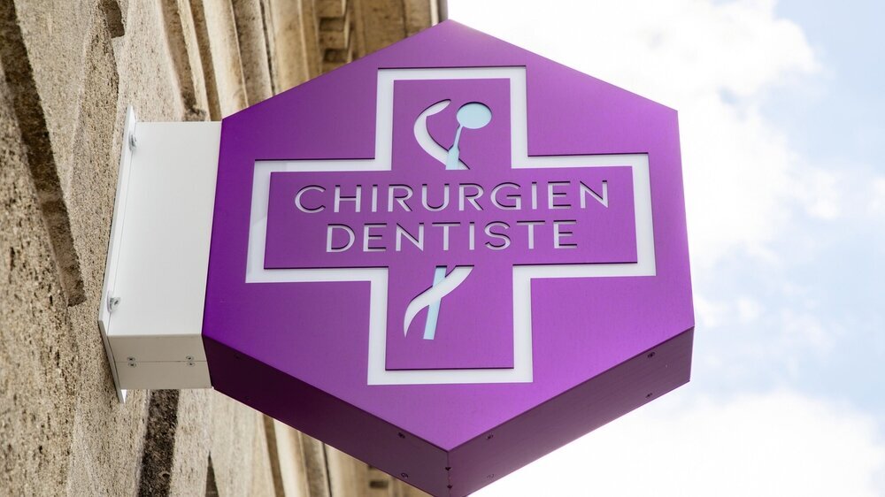 Bordeaux , France - 09 12 2024 : chirurgien dentiste french text sign facade means medical dental surgeon health center clinic with dentist specialist concept Französische Zahnarztkammer