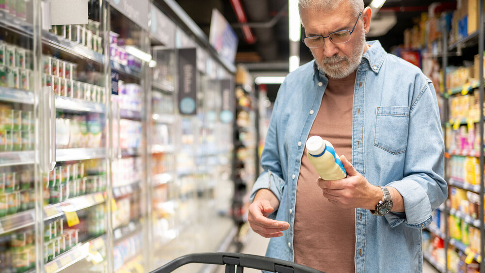Verbraucher liest Lebensmittelkennzeichnung