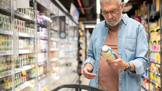 Verbraucher liest Lebensmittelkennzeichnung