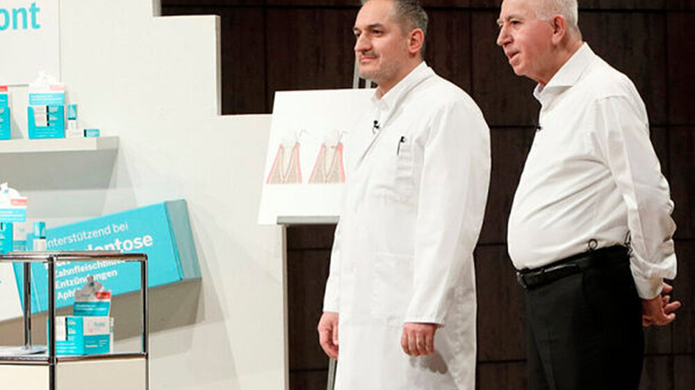 Zahnarzt Dr. Ismail Özkanli (links) gemeinsam mit seinem Vater Hüsnü, Vorstandsmitglied der Türkisch-Deutschen Unternehmervereinigung, am Fernsehset. Heute wird die Sendung ausgestrahlt - um 20:15 Uhr auf VOX.
