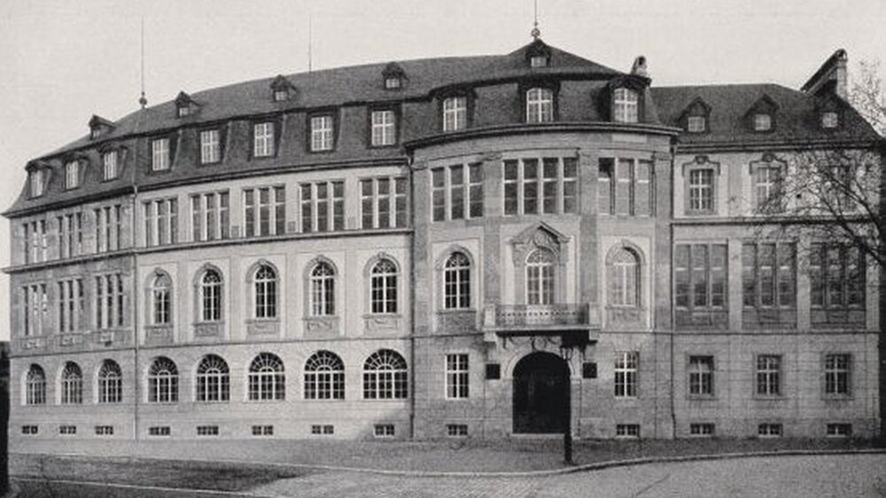 Die Würzburger Zahnklinik bei ihrer Eröffnung 1912 ...