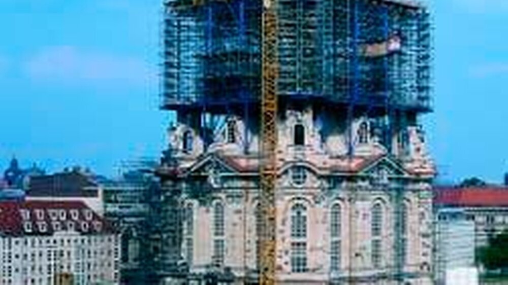 Gesamtansicht der Frauenkirche in Dresden von Südwesten, vor der jüngsten Dachhebung im November 2002.
