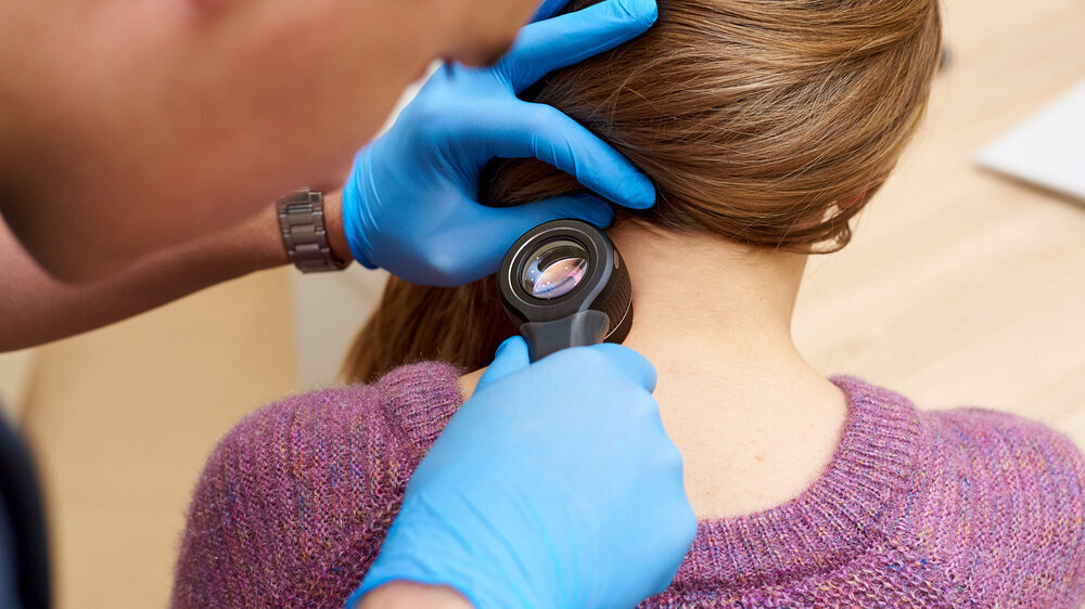 A safe way to diagnose skin diseases. Examination of moles and other skin lesions.Prevention of dangerous skin illness. Hautkrebs-Screening