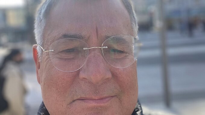 Auch mit 65 Jahren denkt Dr. Christian Oles noch nicht daran, seine Praxis oder die Arbeit in drei ostwestfälischen JVAs aufzugeben.