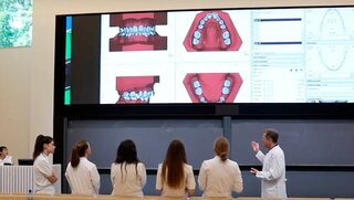 Vorbereitung der Dozentinnen und Dozenten für den Kleingruppenunterricht am Patienten.
