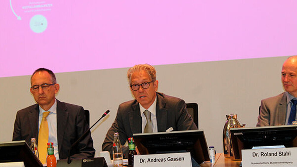 „Die Ergebnisse bezeugen das hervorragende Vertrauensverhältnis der Patienten zu ihren Ärzten", erklärte Dr. Andreas Gassen, Vorstandsvorsitzender der KBV. „Gerne zeichnen Teile der Politik das Bild, dass die ambulante Versorgung im Argen liege. Ge