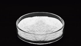 Themenbild zeigt weißes Pulver in einer Petrischale