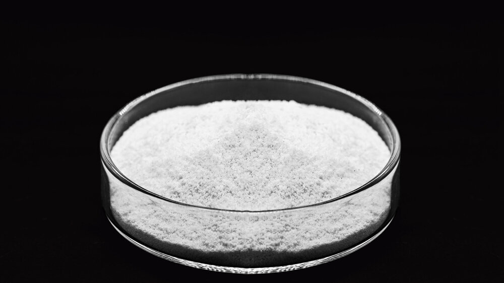 Themenbild zeigt weißes Pulver in einer Petrischale