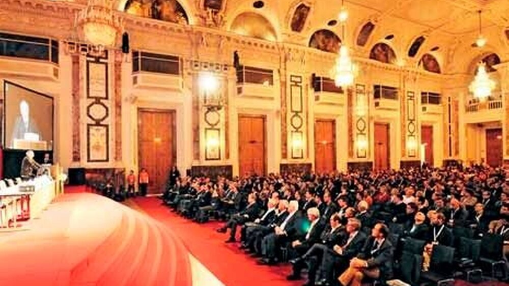 Der Festsaal der Wiener Hofburg, in dem die Hauptvorträge gehalten wurden. Hier spricht Dr. Weitkamp als Präsident der Bundeszahnärztekammer Grußworte zur Eröffnung der Gemeinschaftstagung.