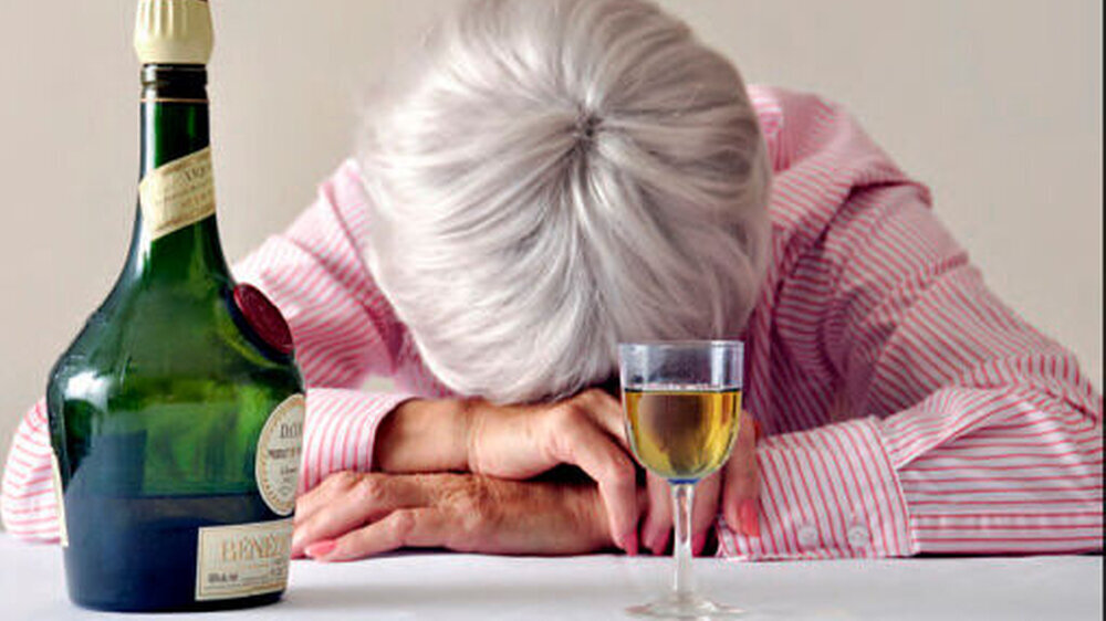 Hier lauert Teufel Alkohol abseits der öffentlichen Wahrnehmung: Offiziell sind bundesweit etwa 400 0000 der über 60-Jährigen alkoholabhängig.