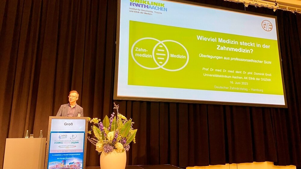 Prof. Dr. mult. Dominik Groß (Aachen) eröffnet das wissenschaftliche Hauptprogramm am Freitag mit der Fragestellung „Wie viel Medizin steckt in der Zahnmedizin?“ aus professionsethischer Sicht. Wie viel Medizin wirklich in der Zahnmedizin steckt, wird an der Vielzahl von Beispielen deutlich: Angefangen von der möglichen Früherkennung nichtoraler Krankheiten durch die zahnärztlich Behandelnden, über die Gabe von Antibiotika und Analgetika bis hin zur Behandlung von PatientInnen mit Angststörungen, komplizierten Schwangerschaften, geplanter oder erfolgter Bisphosphonat-Therapie oder Bestrahlung, Suchterkrankungen, schlafbezogenen Atmungsstörungen und Notfall-Situationen in der Zahnarztpraxis. Allerdings stehen inhaltliche Schnittflächen der Approbationsordnungen sowie die bestehenden Versorgungsstrukturen derzeit (noch) einer Konvergenz zahnärztlicher und ärztlicher Tätigkeiten entgegen. Auch in der in der Phase der Berufsausübung gebe es Kooperations- und Kommunikationsdefizite der beiden Fächer. Grund dafür sei die traditionelle Trennung der Disziplinen – es fehlen vielfach formale Rahmenbedingungen zwischen Zahnmedizinern und Medizinern. Aus ethischer Perspektive sei deshalb eine Verbesserung der Schnittstellen erstrebenswert.