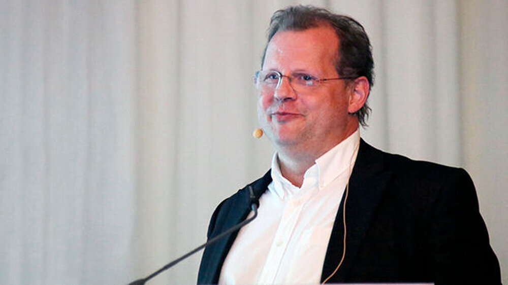 Dass Periimplantitis-Fälle - entgegen anderslautender Veröffentlichungen nicht zunehmen, jedenfalls in seiner Praxis nicht bei gleichzeitig deutlich gesteigerten Implantationszahlen, beobachtete Dr. Jörg-Ulf Wiegner. Die bekannten Risiken von Rauchen b