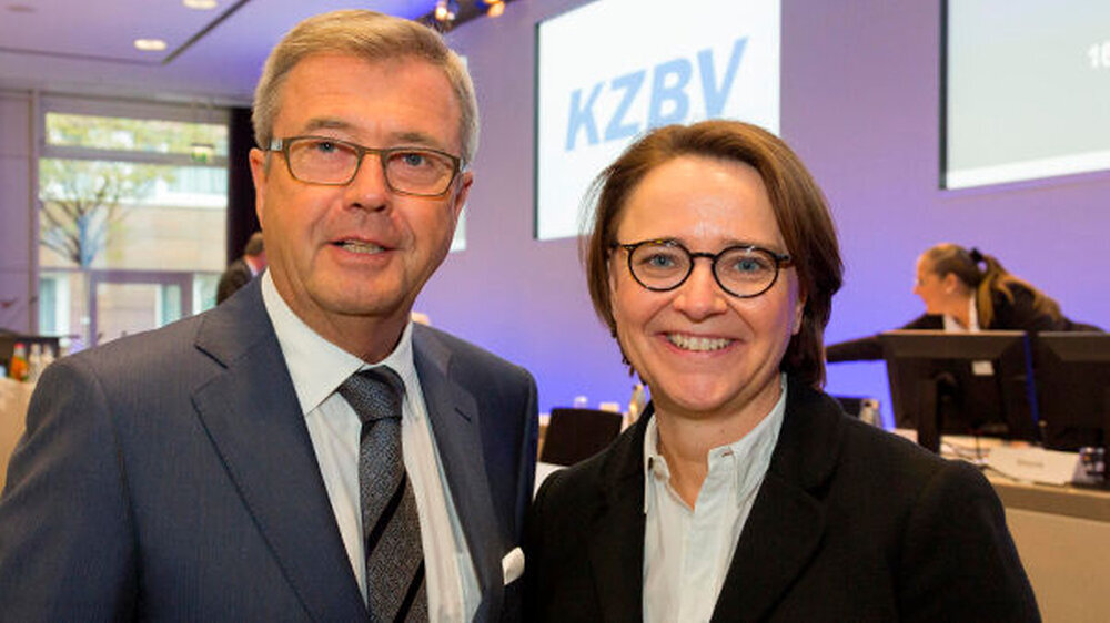 Es sei völlig zutreffend, wie die Staatssekretärin den Dialog zwischen Zahnärzteschaft und BMG in den vergangenen 12 Jahren beschrieben habe, sagte KZBV-Chef Dr. Wolfgang Eßer. "Konstruktiv und vertrauensvoll. Aber jetzt muss das verlorengegangene Ver