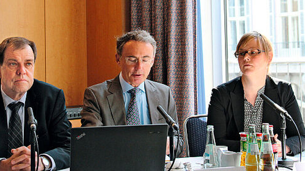 Prof. Michael Walter, Dr. Christoph Straub und Barmer-Sprecherin Sunna Gieseke (v.l.n.r.) bei der Vorstellung des Zahnreports in Berlin | Prof. Michael Walter, Dr. Christoph Straub und Barmer-Sprecherin Sunna Gieseke (v.l.n.r.) bei der Vorstellung des Zahnreports in Berlin |