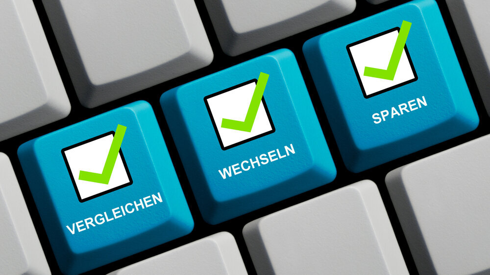 Computer Tastatur zeigt Vergleichen, Wechseln und Sparen Business Konzept: Vergleichen, Wechseln und Sparen online mit Häkchen auf blauer Computer Tastatur