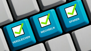Business Konzept: Vergleichen, Wechseln und Sparen online mit Häkchen auf blauer Computer Tastatur