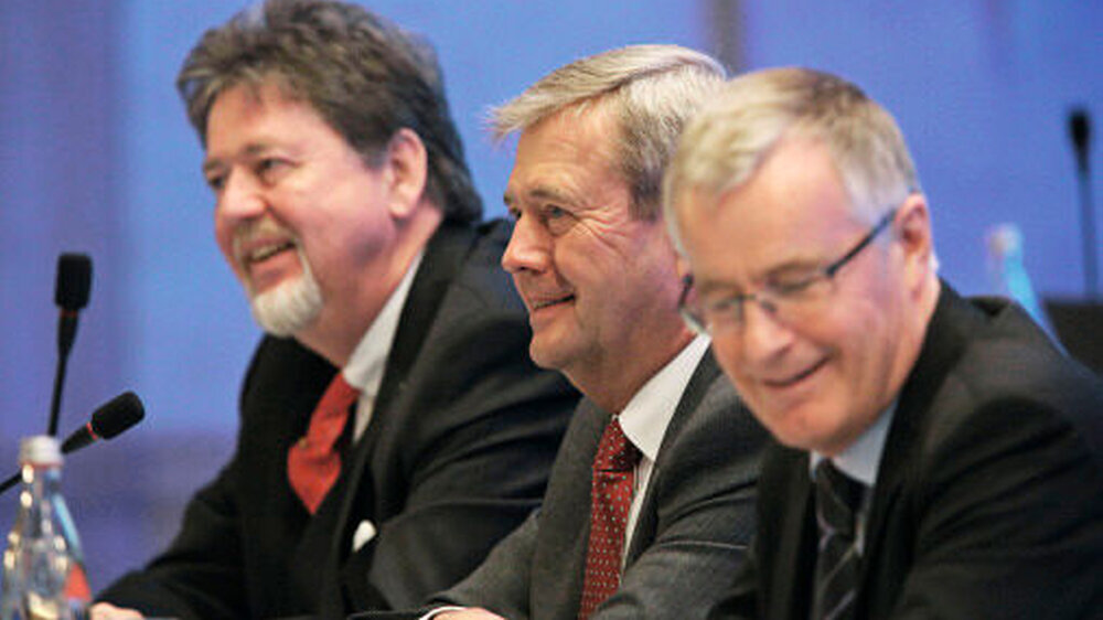 Der alte KZBV-Vorstand ist auch der neue KZBV-Vorstand: Vize Dr. Günther E. Buchholz, der neue Vorsitzende Dr. Wolfgang Eßer und der bisherige Amtschef und neue Vize Dr. Jürgen Fedderwitz.
