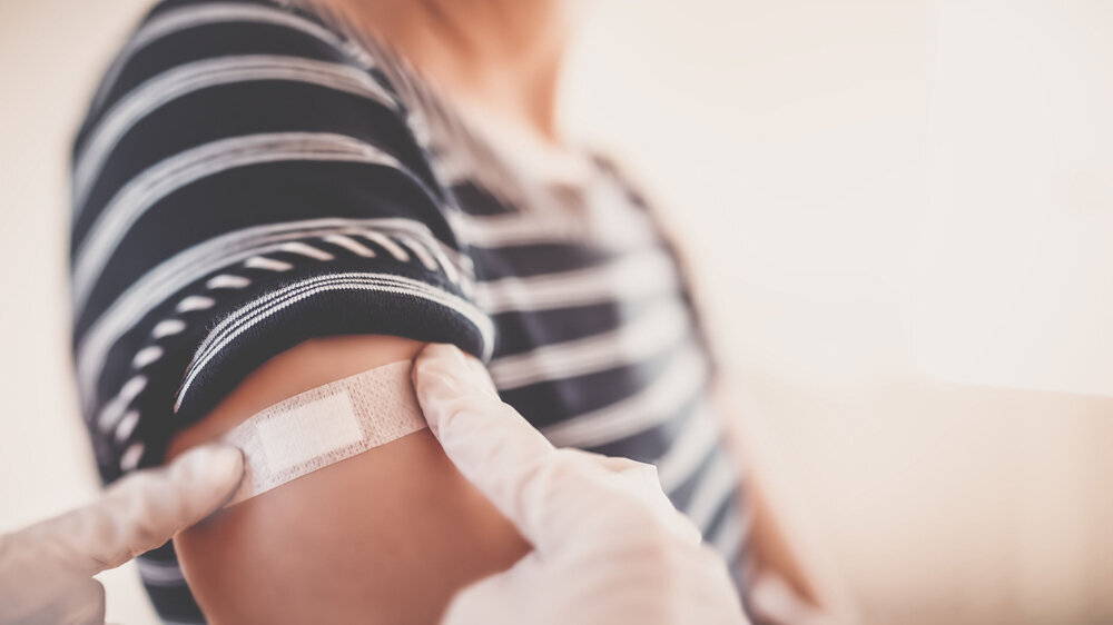 Eine Frau und ein Arzt im Krankenhaus nach der Impfung gegen Covid 19. Eine Frau und ein Arzt im Krankenhaus nach der Impfung gegen COVID 19.