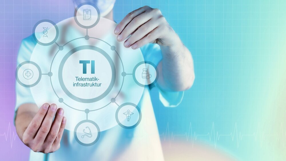 Telematikinfrastruktur (TI). Medizin in der Zukunft. Arzt hält virtuelles Interface mit Text und Icons im Kreis. Telematikinfrastruktur