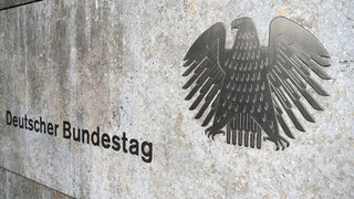 Eingangsschild Deutscher Bundestag