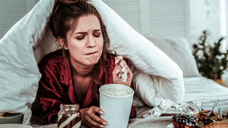 Frau beim übermäßigem Genuss von Süßem.