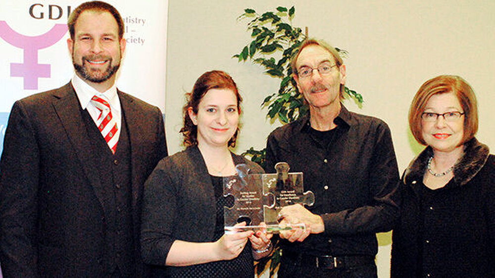 Die beiden GDI-Awards passen wie Puzzleteile ineinander: Geehrt wurden Prof. Dr. Michael Hülsmann (Mitte rechts) und Dr. Theresia Janke (Mitte links) von Vizepräsident und Stifter Dr. Tim Nolting M.Sc. (links) und GDI-Präsidentin PD Dr. Dr. Christiane