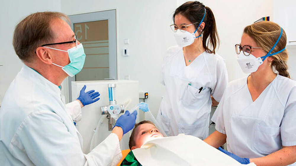 „Die Studierenden lernen den Umgang mit Angstsituationen im zahnärztlichen Arbeitsalltag als beherrschbar auch im Sinne der eigenen Psychohygiene kennen”, erklärt Prof. Dr. Christian Hirsch, Klinikdirektor der Poliklinik für Kinderzahnheilkunde und