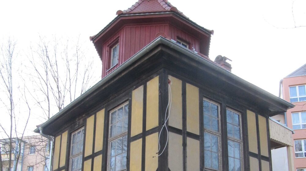 Die Sanierung des Gartenhauses wurde der Sanierung der Villa vorgezogen, es befand sich in einem ruinösen Zustand mit bereits durchbrochenen Decken.\r\n"Nach der 01 verstand ich den Preis"\r\n Schneeweiß: "Vielleicht wollte ich der Plattenbausiedlung en Die Sanierung des Gartenhauses wurde der Sanierung der Villa vorgezogen, es befand sich in einem ruinösen Zustand mit bereits durchbrochenen Decken.\r\n"Nach der 01 verstand ich den Preis"\r\n Schneeweiß: "Vielleicht wollte ich der Plattenbausiedlung entfliehen ... Ich denke eher, dass mich bei der Besichtigung der alten Villa ein Sanierungsdrang durchströmte, wie er Zahnärzte ergreift, die ein stark kariöses Gebisses sehen. Aber auch die Rehabilitation eines Gesamtgebisses will gut vorbereitet sein. Es ging los mit einer sorgfältigen 01, die mir dann auch den günstigen Preis der Immobilie erklärte.“