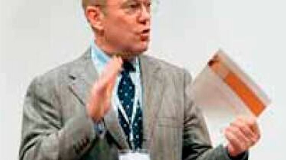 Prof. Dr. Dr. h. c. mult. Michael Heners, Direktor der Akademie für Zahnärztliche\r\nFortbildung Karlsruhe, ganz in seinem Element.
