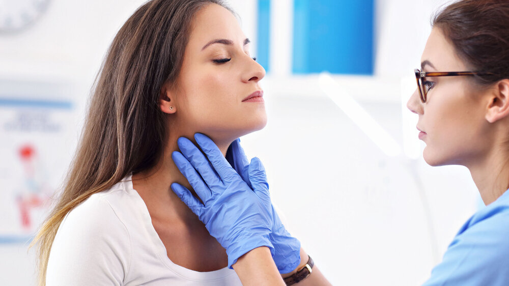 Adult woman having a visit at female doctor's office Lymphknoten-Untersuchung