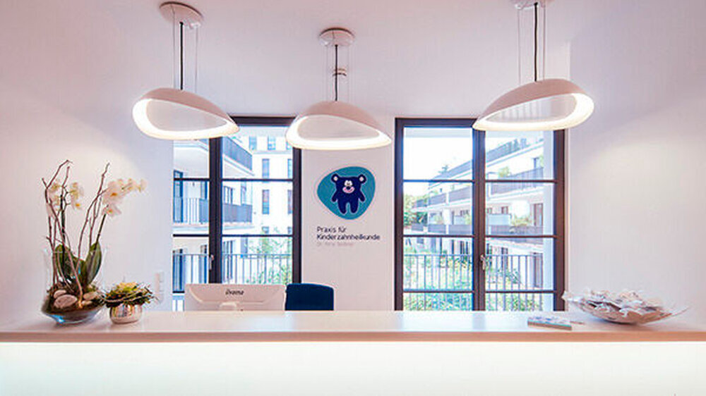 Bei der Gestaltung müssten die technischen Arbeitsabläufe in einer Praxis "natürlich berücksichtigt und der zahnärztliche Alltag gemeistert" werden, erläutert Teubner. "Hier dürfen Design und dieser Anspruch nicht im Gegensatz zueinander stehen."