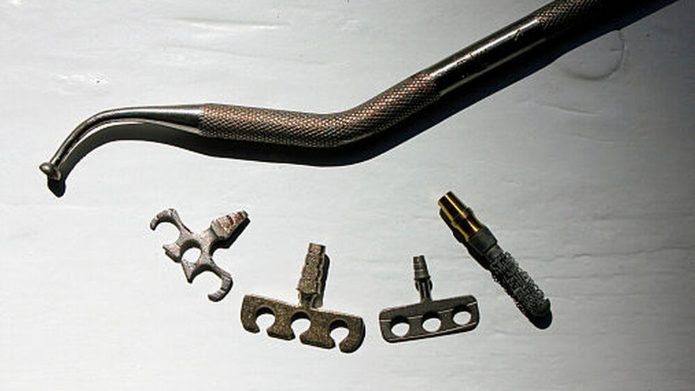 Historische Implantate der 60er- und 70er-Jahre mit Einbringinstrument |