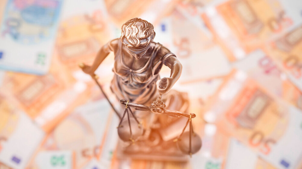 Lady Justice is on several 50 and 20 Euro bills. Concept photo for a lawsuit where a lot of money is at stake. Lady Justice ist auf mehreren 50- und 20-Euro-Scheinen abgebildet. Konzeptfoto für einen Rechtsstreit, bei dem es um viel Geld geht.